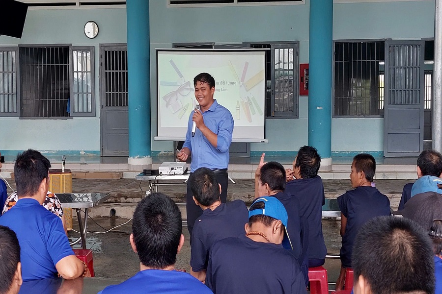 Anh Nguyễn Ch&iacute; Vương đang tư vấn, hướng dẫn cho bệnh nh&acirc;n