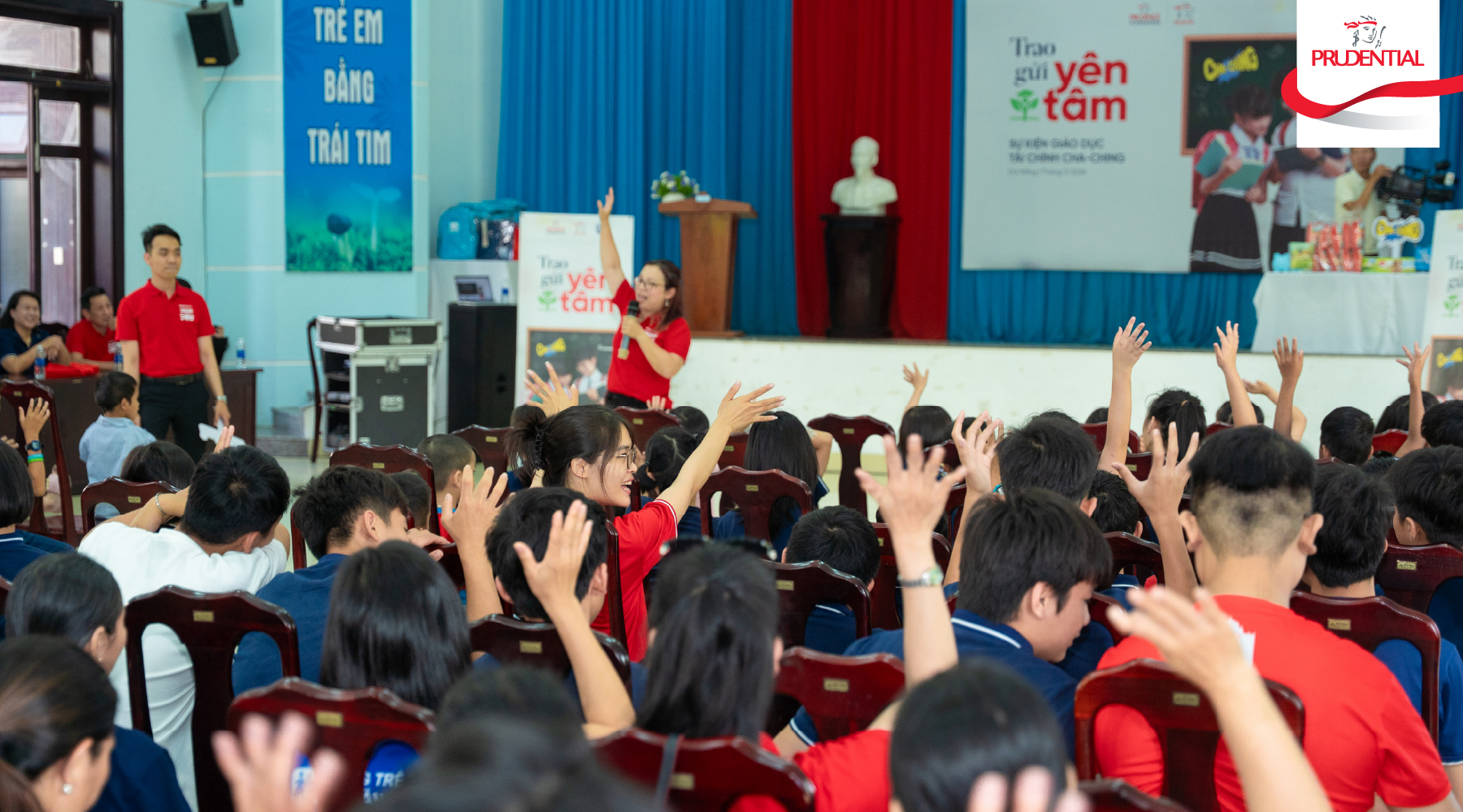 Các em học sinh hào hứng tham gia các hoạt động vừa chơi vừa học tại SOS Đà Nẵng