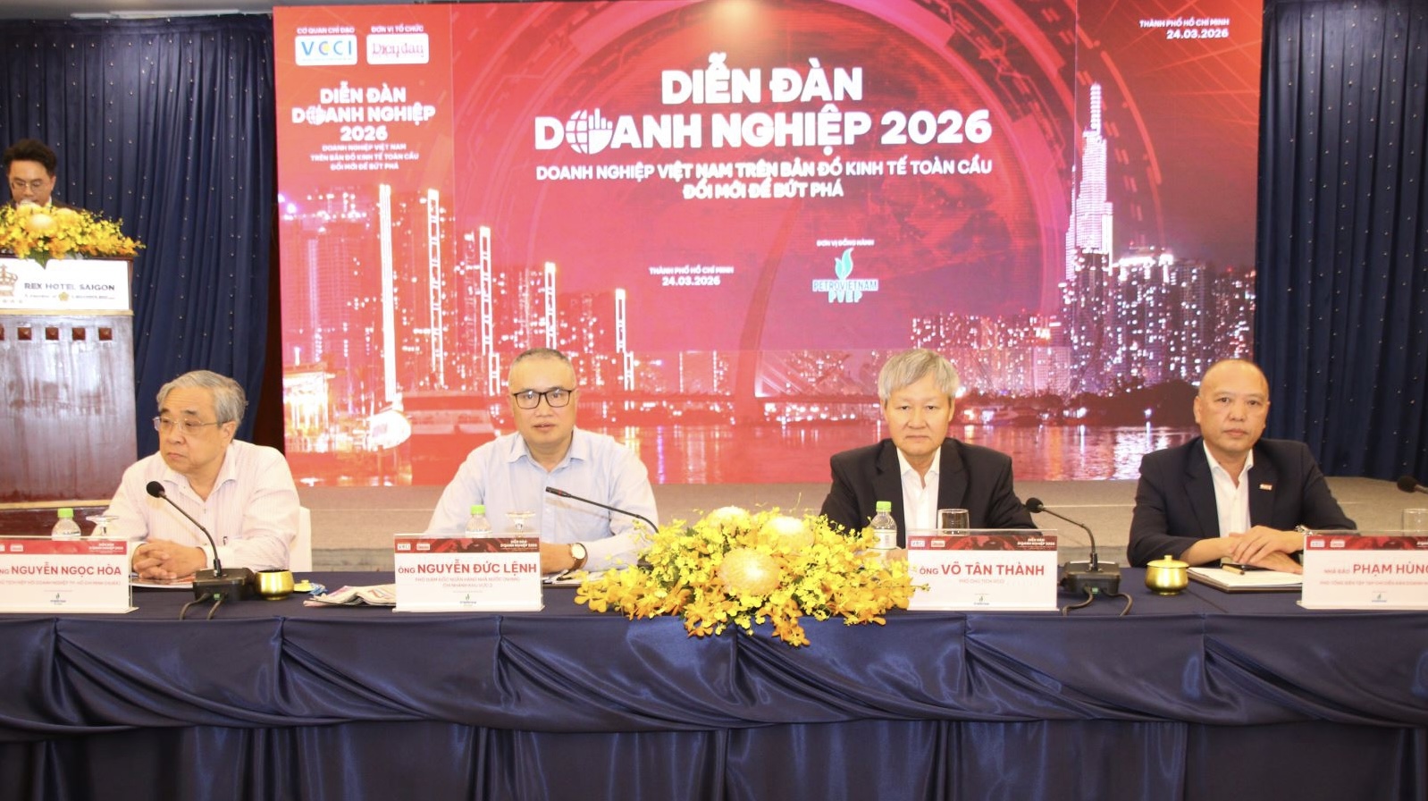 Đại diện Ban tổ chức, kh&aacute;ch mời tham dự diễn đ&agrave;n đ&atilde; thảo luận, đối thoại thực chất giữa c&aacute;c cơ quan quản l&yacute;, c&aacute;c chuy&ecirc;n gia v&agrave; cộng đồng doanh nghiệp; nhận diện r&otilde; hơn c&aacute;c th&aacute;ch thức, r&agrave;o cản; v&agrave; đề xuất c&aacute;c giải ph&aacute;p khả thi nhằm n&acirc;ng cao năng lực cạnh tranh của doanh nghiệp Việt Nam.