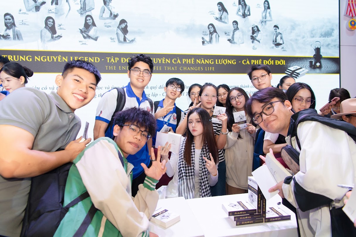 C&aacute;c hoạt động k&yacute; tặng s&aacute;ch, giao lưu trực tiếp, chụp ảnh lưu niệm&hellip; đ&atilde; r&uacute;t ngắn khoảng c&aacute;ch giữa kh&aacute;ch mời v&agrave; người tham dự. Ảnh: T&ocirc; Thanh T&acirc;n