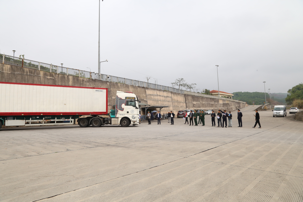 Xuất nhập khẩu h&agrave;ng ho&aacute; qua Lối mở cầu phao tạm Km 3+4 Hải Y&ecirc;n, phường M&oacute;ng C&aacute;i 3