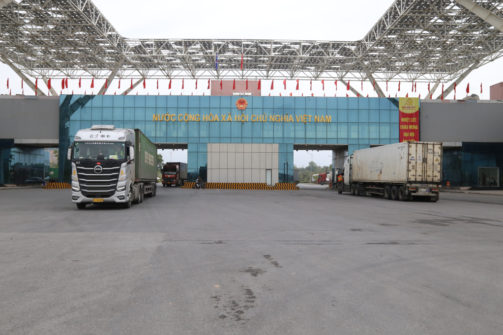 Kim ngạch xuất nhập khẩu qua các cửa khẩu, lối mở khu vực Móng Cái đạt hơn 3,3 tỷ USD