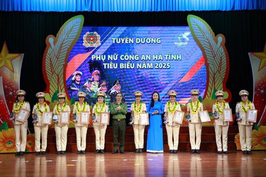 Thiếu tướng Nguyễn Xu&acirc;n Thao, Gi&aacute;m đốc C&ocirc;ng an tỉnh v&agrave; Chủ tịch Hội phụ nữ tỉnh trao danh hiệu Phụ nữ C&ocirc;ng an H&agrave; Tĩnh ti&ecirc;u biểu cho c&aacute;c Hội vi&ecirc;n