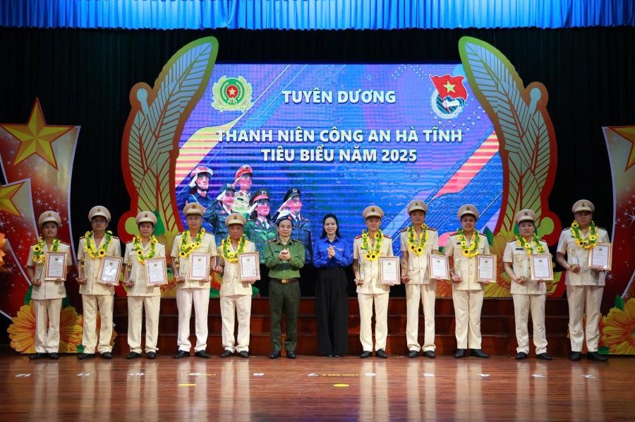 Công an Hà Tĩnh tuyên dương 20 thanh niên, phụ nữ tiêu biểu năm 2025