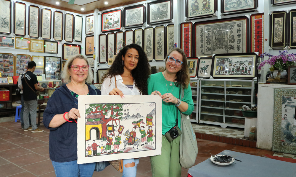 Du kh&aacute;ch quốc tế tham quan, trải nghiệm tại l&agrave;ng tranh d&acirc;n gian Đ&ocirc;ng Hồ (phường Thuận Th&agrave;nh).