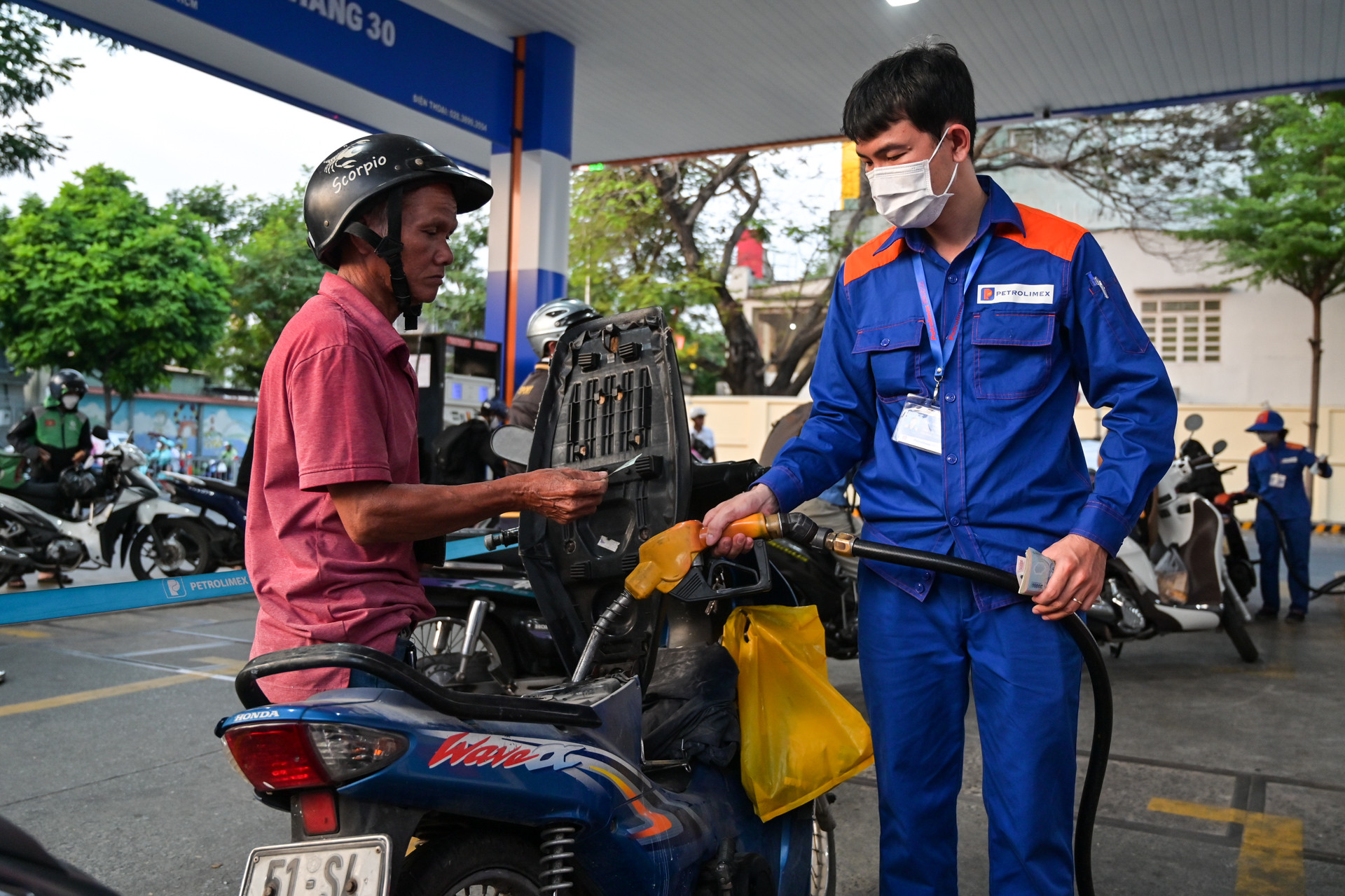 Giá xăng dầu giảm mạnh, RON95-III xuống dưới 30.000 đồng/lít