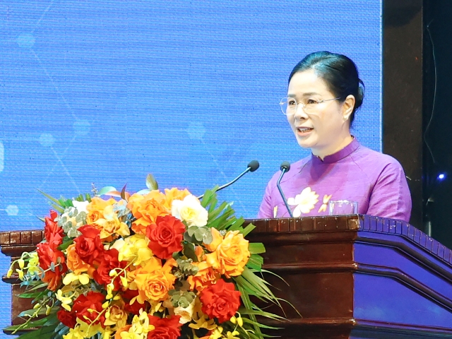 Gi&aacute;m đốc Sở Y tế L&ecirc; Thị Ho&agrave;i Chung tr&igrave;nh b&agrave;y diễn văn khai mạc.