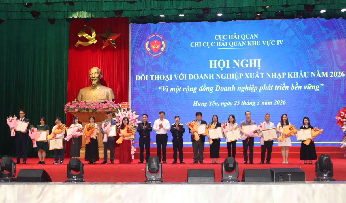 Lãnh đạo UBND tỉnh Hưng Yên trao Bằng khen; lãnh đạo Cục Hải quan và Chi cục Hải quan khu vực IV tặng hoa chúc mừng 14 doanh nghiệp tiêu biểu. Ảnh: T.B Lãnh đạo UBND tỉnh Hưng Yên trao Bằng khen; lãnh đạo Cục Hải quan và Chi cục Hải quan khu vực IV tặng hoa chúc mừng 14 doanh nghiệp tiêu biểu. Ảnh: T.B