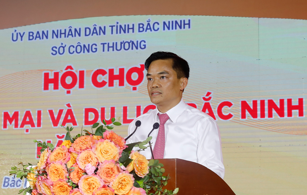 Đồng ch&iacute; Nguyễn Minh Hiếu, Gi&aacute;m đốc Sở C&ocirc;ng Thương ph&aacute;t biểu khai mạc.