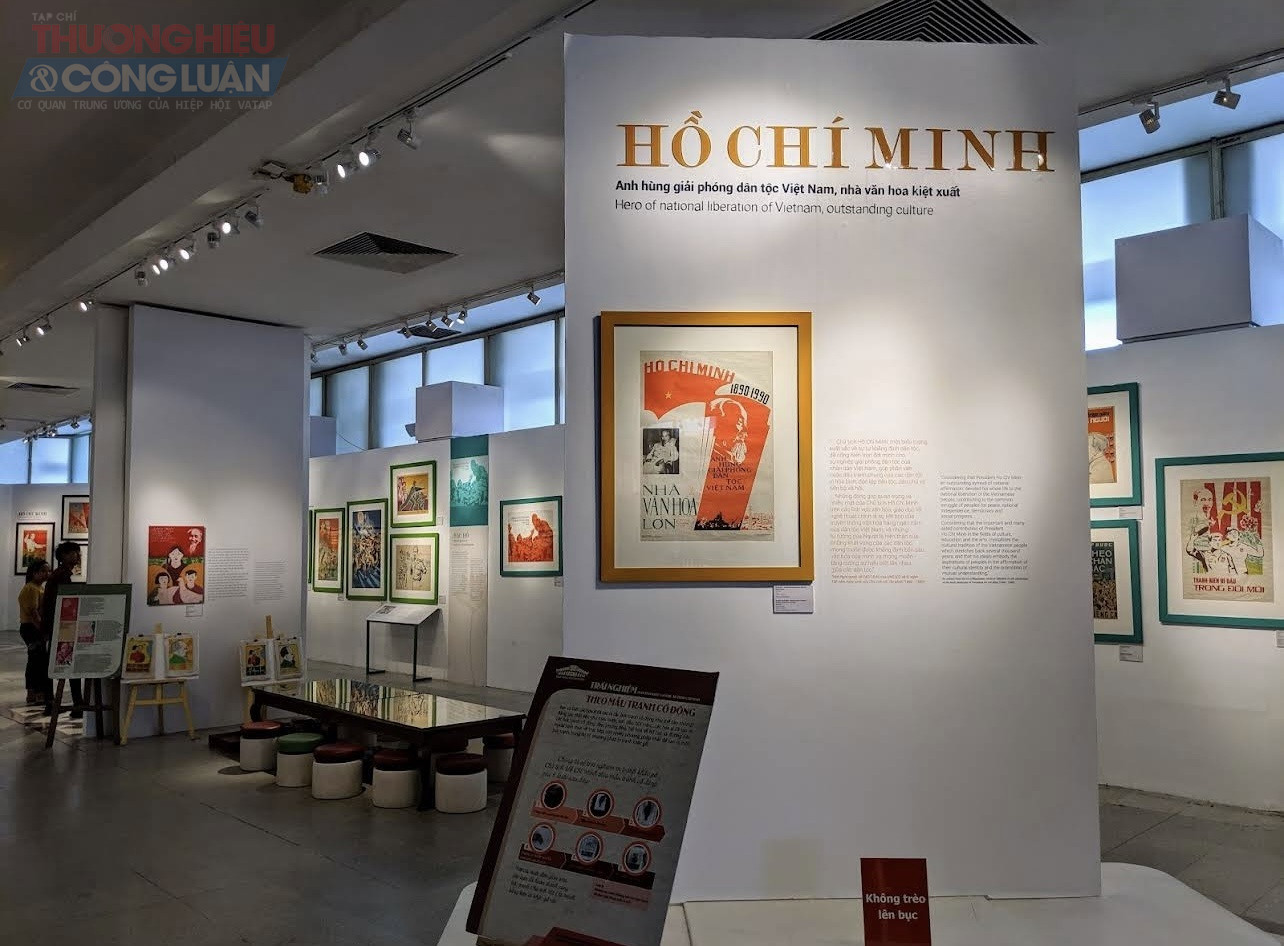 Một g&oacute;c kh&ocirc;ng gian trưng b&agrave;y c&aacute;c t&aacute;c phẩm nghệ thuật v&agrave; tranh cổ động khắc họa h&igrave;nh ảnh B&aacute;c Hồ &ndash; 