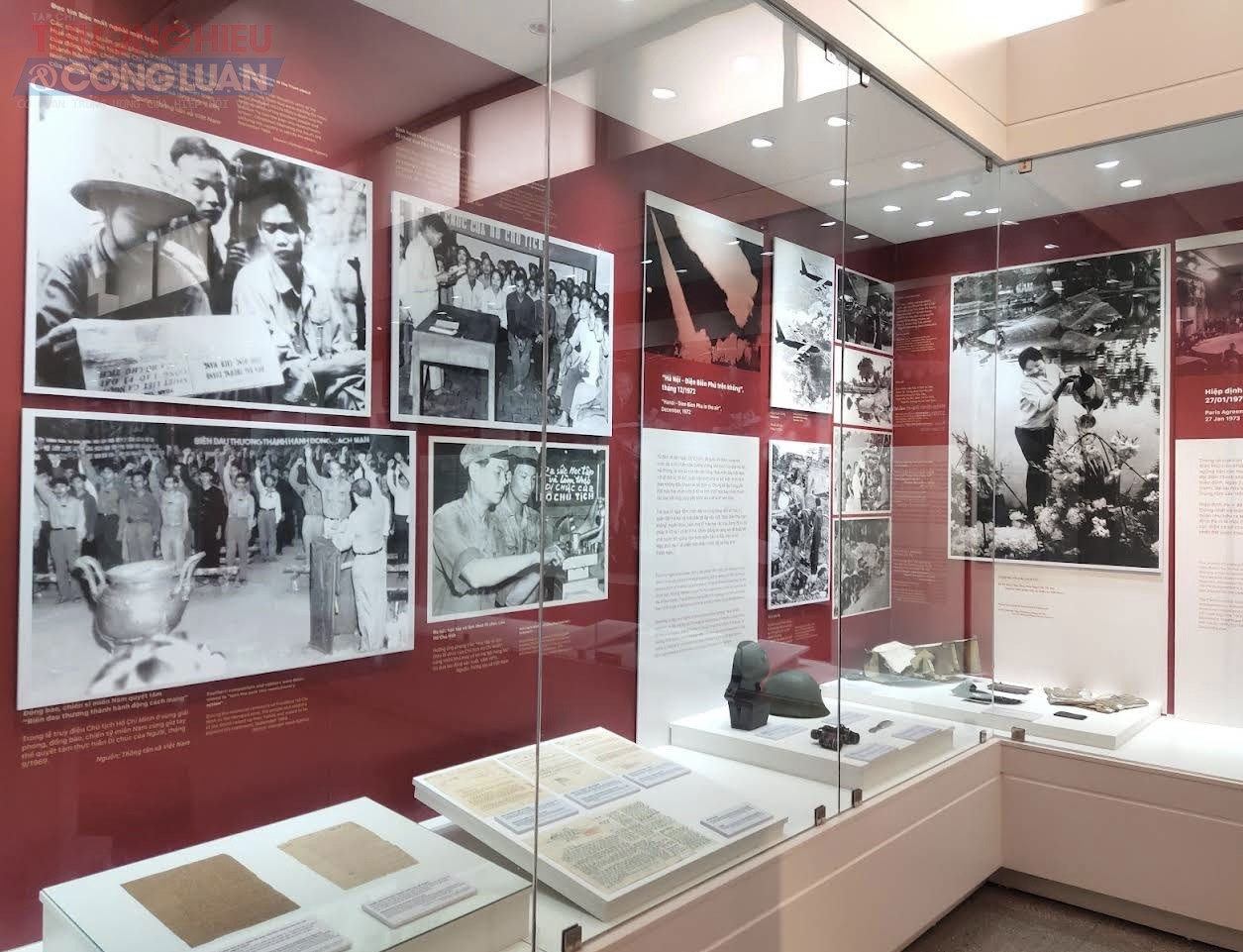 Khu trưng b&agrave;y tư liệu hiện vật về cuộc đời hoạt động c&aacute;ch mạng của B&aacute;c. Mỗi bức ảnh, mỗi kỷ vật tại đ&acirc;y l&agrave; một minh chứng sống động cho &yacute; ch&iacute; ki&ecirc;n cường v&agrave; tinh thần đại đo&agrave;n kết d&acirc;n tộc.