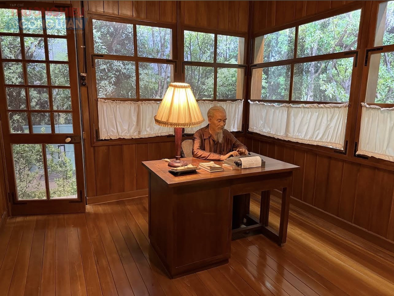 Kh&ocirc;ng gian t&aacute;i hiện gian ph&ograve;ng l&agrave;m việc đơn sơ của Chủ tịch Hồ Ch&iacute; Minh, nơi ra đời những quyết s&aacute;ch quan trọng cho vận mệnh đất nước, gợi lại cảm gi&aacute;c gần gũi v&agrave; giản dị lạ thường.