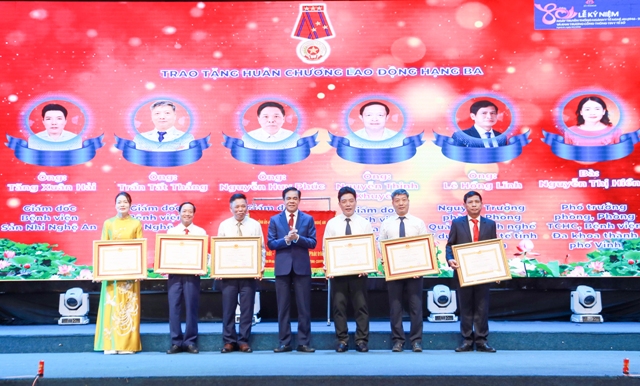Chủ tịch UBND tỉnh V&otilde; Trọng Hải trao tặng Hu&acirc;n chương Lao động cho 06 c&aacute; nh&acirc;n.