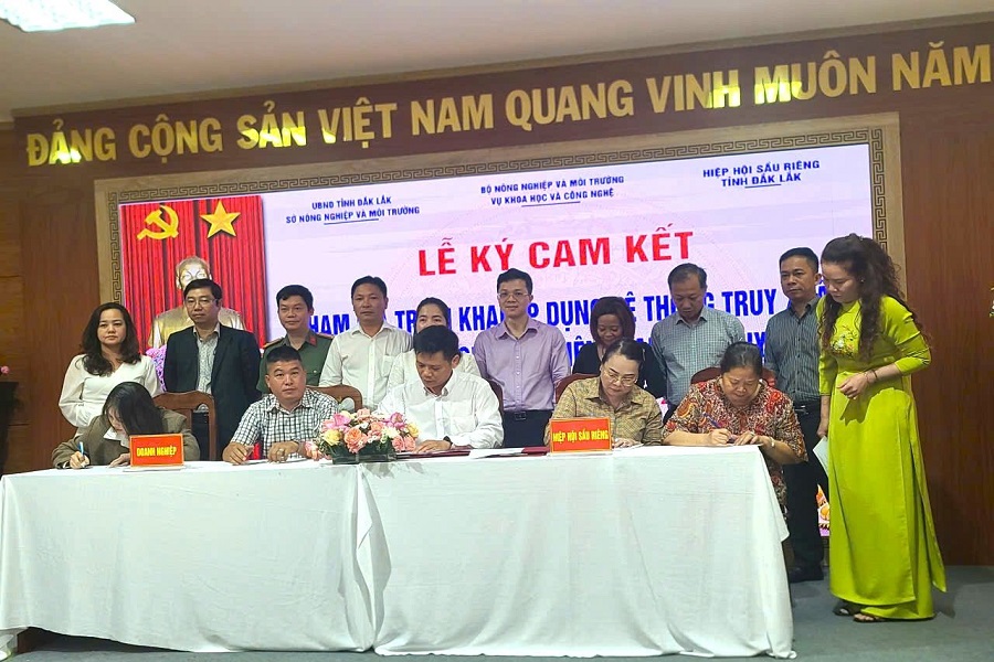 Lễ k&yacute; kết giữa c&aacute;c doanh nghiệp với Hiệp hội Sầu ri&ecirc;ng tỉnh Đắk Lắk về việc triển khai truy xuất nguồn gốc sầu ri&ecirc;ng.