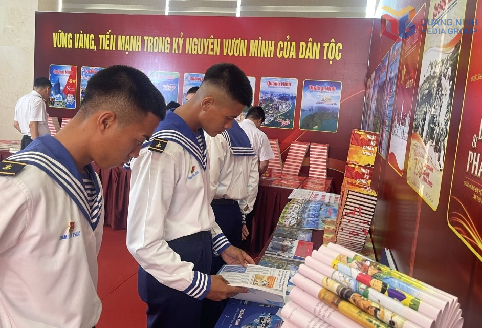 Đại biểu tham quan kh&ocirc;ng gian trưng b&agrave;y ấn phẩm do B&aacute;o v&agrave; Ph&aacute;t thanh, Truyền h&igrave;nh Quảng Ninh tổ chức sản xuất tại Lễ ra mắt chuy&ecirc;n trang Đại hội Đảng v&agrave; c&aacute;c ấn phẩm đặc biệt ch&agrave;o mừng Đại hội XVI của Đảng bộ tỉnh.