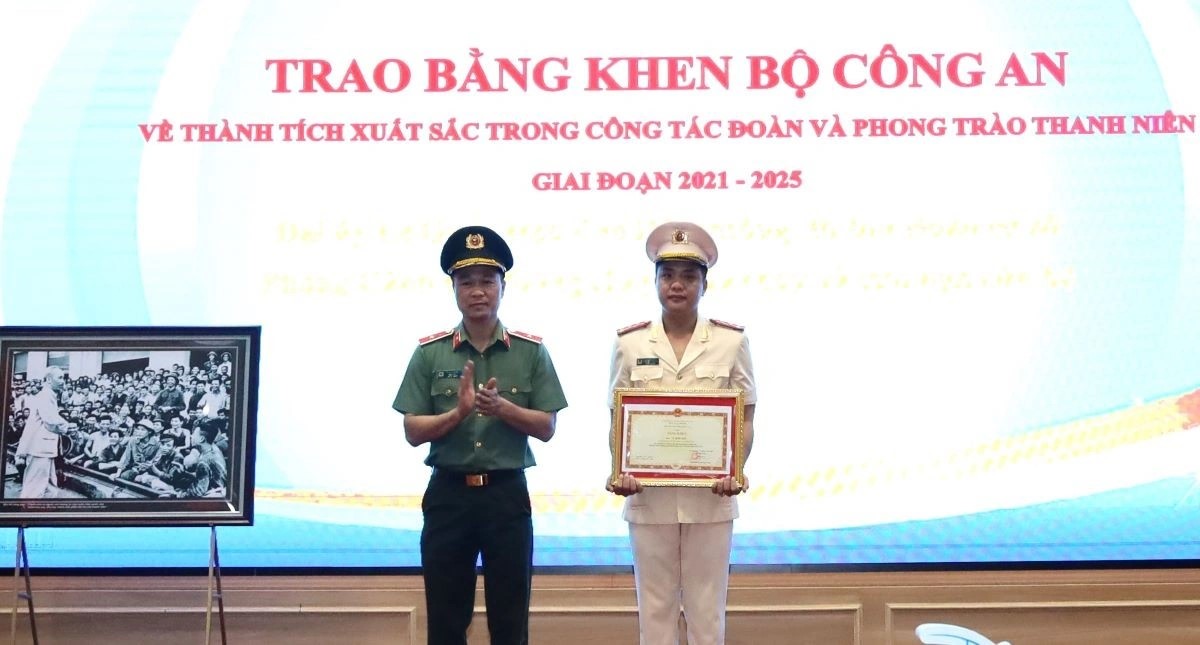 Thừa ủy quyền của Bộ trưởng Bộ C&ocirc;ng an, Thiếu tướng T&ocirc; Anh Dũng, Ủy vi&ecirc;n Ban Thường vụ Tỉnh ủy, Gi&aacute;m đốc C&ocirc;ng an tỉnh trao Bằng khen của Bộ trưởng Bộ C&ocirc;ng an cho thanh ni&ecirc;n C&ocirc;ng an c&oacute; th&agrave;nh t&iacute;ch xuất sắc trong c&ocirc;ng t&aacute;c Đo&agrave;n v&agrave; phong tr&agrave;o thanh ni&ecirc;n giai đoạn 2021-2025