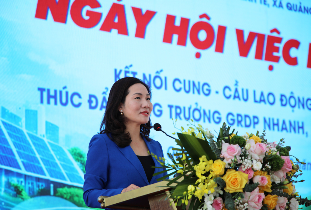 B&agrave; Nguyễn Thị Hạnh, Ph&oacute; Chủ tịch UBND tỉnh Quảng Ninh, ph&aacute;t biểu chỉ đạo tại ng&agrave;y hội việc l&agrave;m