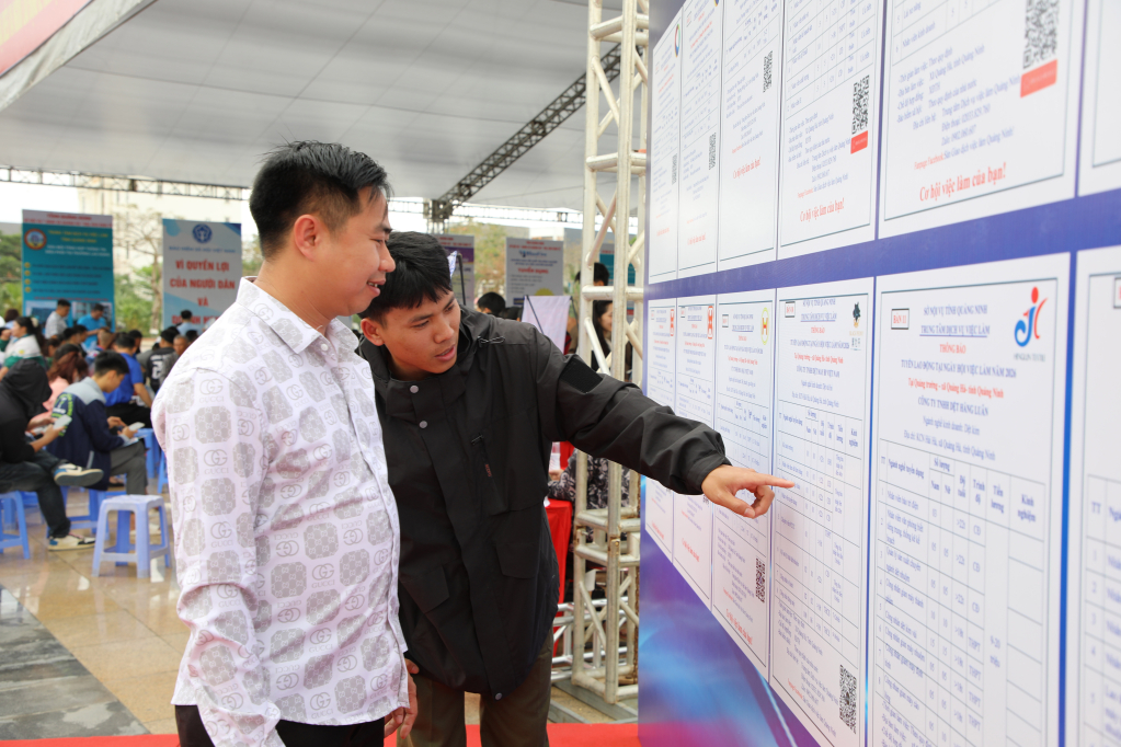 Người lao động t&igrave;m hiểu th&ocirc;ng tin tuyển dụng, vị tr&iacute; việc l&agrave;m v&agrave; điều kiện l&agrave;m việc của c&aacute;c doanh nghiệp tham gia ng&agrave;y hội việc l&agrave;m