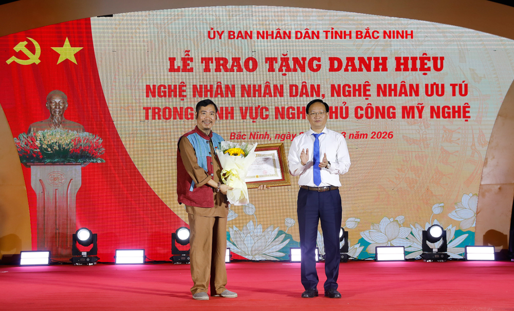 Đồng ch&iacute; Phạm Văn Thịnh trao danh hiệu Nghệ nh&acirc;n Nh&acirc;n d&acirc;n cho &ocirc;ng Nguyễn Đ&igrave;nh Vinh, x&atilde; Li&ecirc;n B&atilde;o.