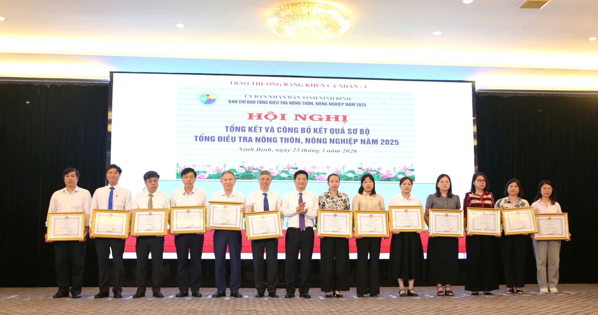 Trần Anh Dũng đ&atilde; trao Bằng khen của Chủ tịch UBND tỉnh Ninh B&igrave;nh cho c&aacute;c tập thể v&agrave; c&aacute; nh&acirc;n c&oacute; th&agrave;nh t&iacute;ch xuất sắc