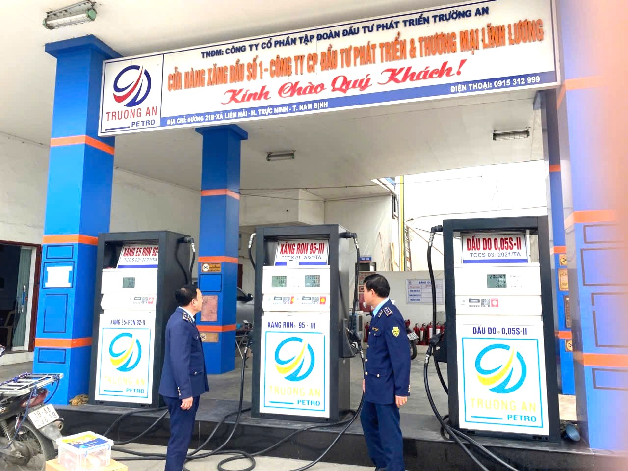 Đội Quản l&yacute; thị trường số 7 Ninh Binh kiểm tra, xử l&yacute; vi phạm về hoạt động kinh doanh xăng dầu tại cửa h&agrave;ng xăng dầu số 1 - C&ocirc;ng ty cổ phần ph&aacute;t triển & thương mại Lĩnh Lương, x&atilde; Ninh Giang