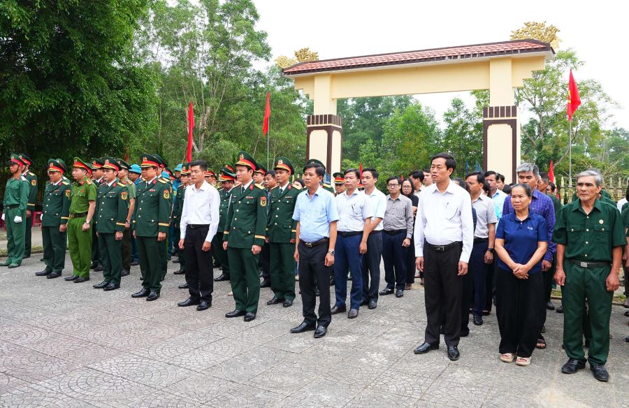 Các đại biểu tham gia lễ viếng, truy điệu và an táng 2 hài cốt liệt sĩ tại Nghĩa trang liệt sĩ Cam Tuyền, xã Hiếu Giang Các đại biểu tham gia lễ viếng, truy điệu và an táng 2 hài cốt liệt sĩ tại Nghĩa trang liệt sĩ Cam Tuyền, xã Hiếu Giang