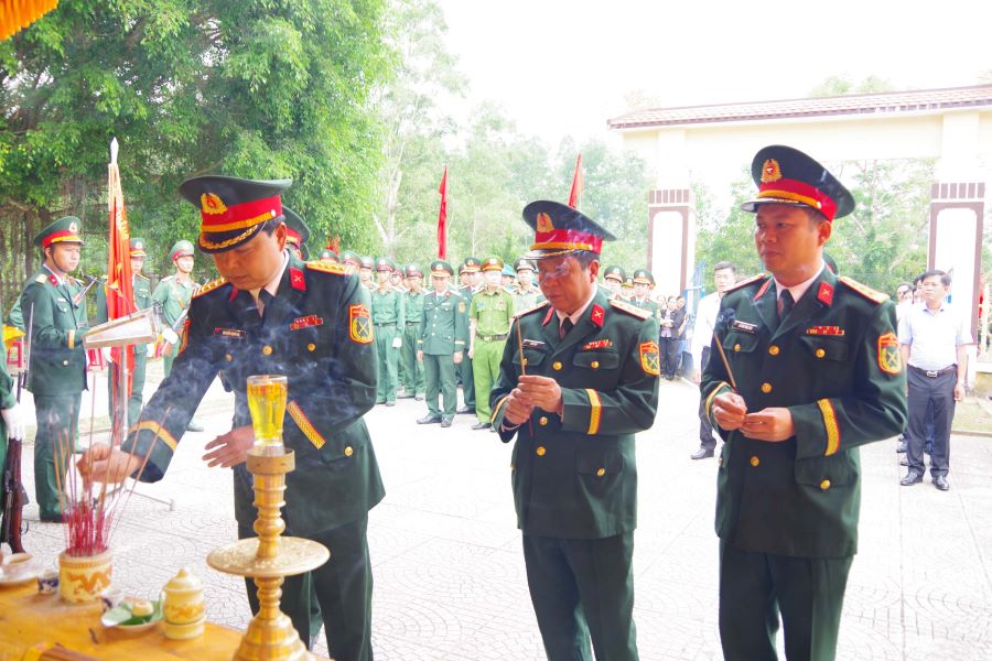 Các đại biểu dâng hoa, dâng hương tri ân các Anh hùng liệt sĩ Các đại biểu dâng hoa, dâng hương tri ân các Anh hùng liệt sĩ