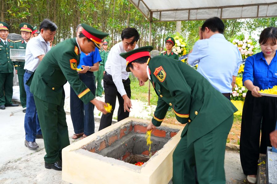 2 hài cốt liệt sĩ được an táng tại Nghĩa trang liệt sĩ Cam Tuyền, xã Hiếu Giang 2 hài cốt liệt sĩ được an táng tại Nghĩa trang liệt sĩ Cam Tuyền, xã Hiếu Giang