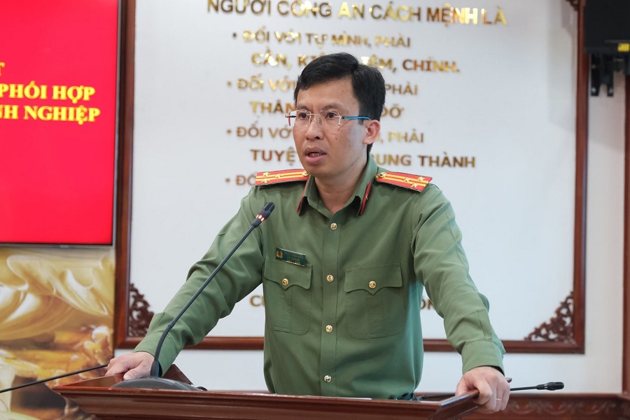 Thượng t&aacute; Phạm Thanh H&ugrave;ng, Ph&oacute; Gi&aacute;m đốc C&ocirc;ng an tỉnh L&acirc;m Đồng ph&aacute;t biểu khai mạc chương tr&igrave;nh