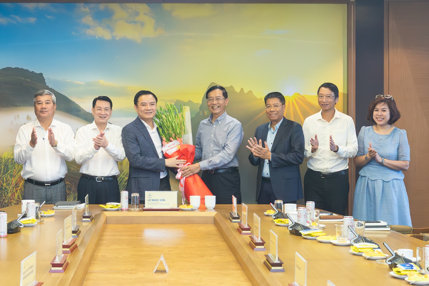 Nh&acirc;n dịp Hội nghị, Đảng ủy, L&atilde;nh đạo Tập đo&agrave;n ch&uacute;c mừng đồng ch&iacute; L&ecirc; Ngọc Sơn tr&uacute;ng cử Đại biểu Quốc hội kh&oacute;a XVI