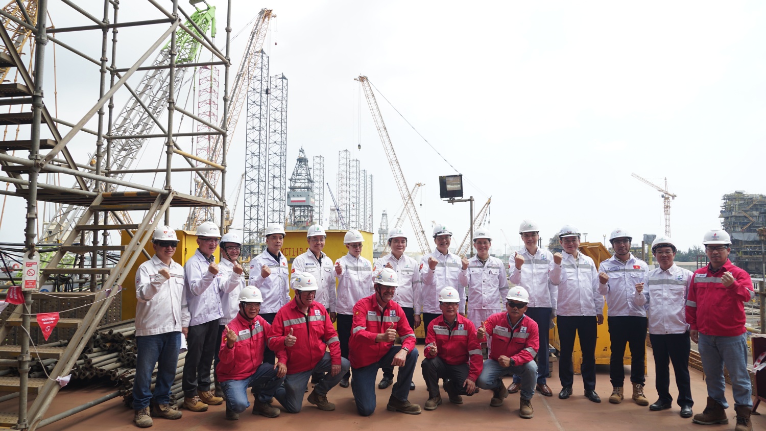 Chủ tịch HĐTV Petrovietnam L&ecirc; Ngọc Sơn, c&ugrave;ng c&aacute;c đồng ch&iacute; l&atilde;nh đạo Tập đo&agrave;n v&agrave; l&atilde;nh đạo c&aacute;c đơn vị th&agrave;nh vi&ecirc;n, người lao động tr&ecirc;n c&ocirc;ng trường dự &aacute;n của Tập đo&agrave;n
