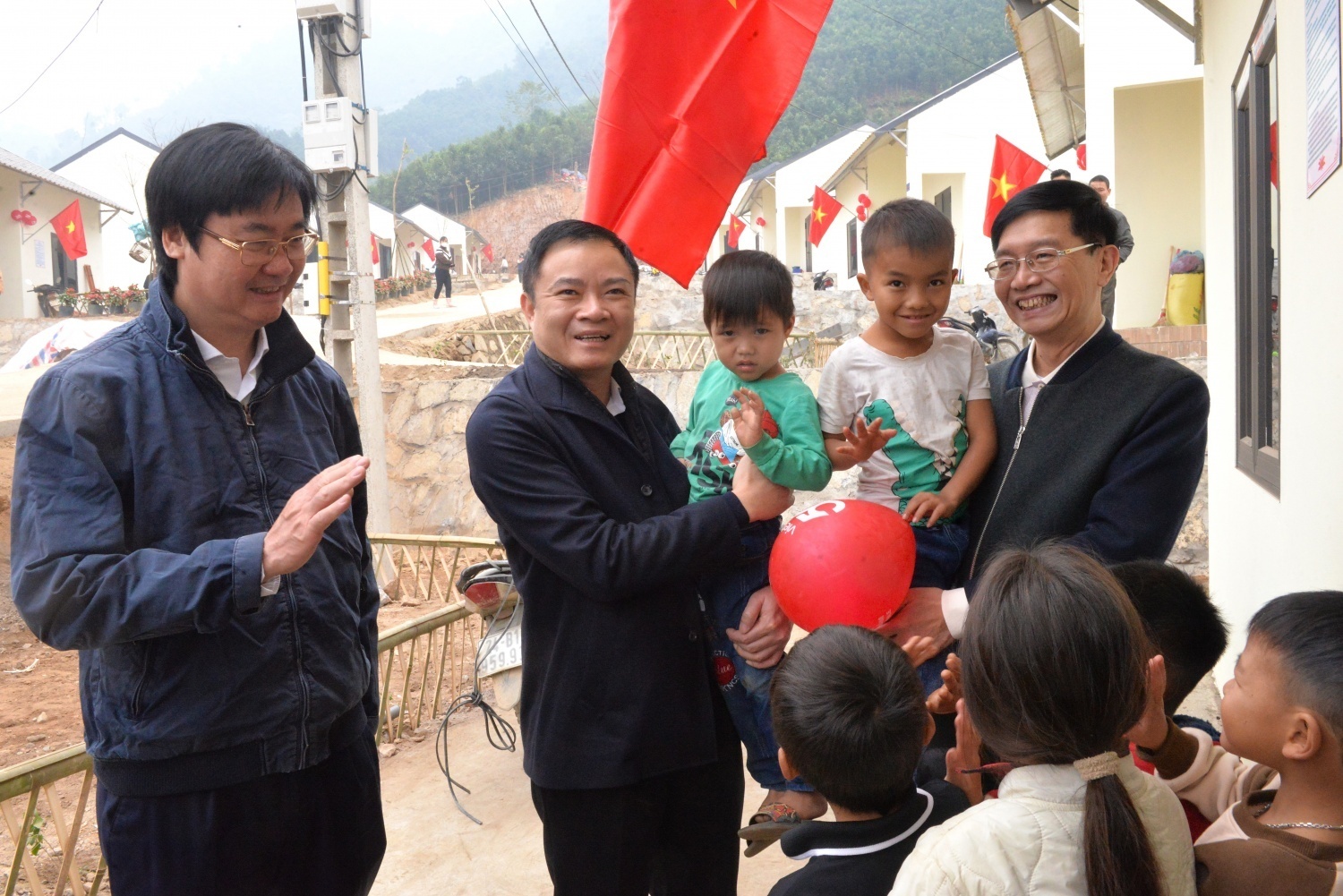 C&ocirc;ng t&aacute;c an sinh x&atilde; hội đ&atilde; khắc họa r&otilde; n&eacute;t gi&aacute; trị văn h&oacute;a&ldquo;Nghĩa t&igrave;nh&rdquo; của Petrovietnam. Ảnh: Đồng ch&iacute; L&ecirc; Ngọc Sơn - Chủ tịch HĐTV Petrovietnam, đồng ch&iacute; Trần Quang Dũng - Ph&oacute; B&iacute; thư Thường trực Đảng ủy Petrovietnam v&agrave; đồng ch&iacute; Nguyễn Mạnh Kha - Chủ tịch C&ocirc;ng đo&agrave;n Petrovietnam c&ugrave;ng c&aacute;c em nhỏ th&ocirc;n Kho V&agrave;ng