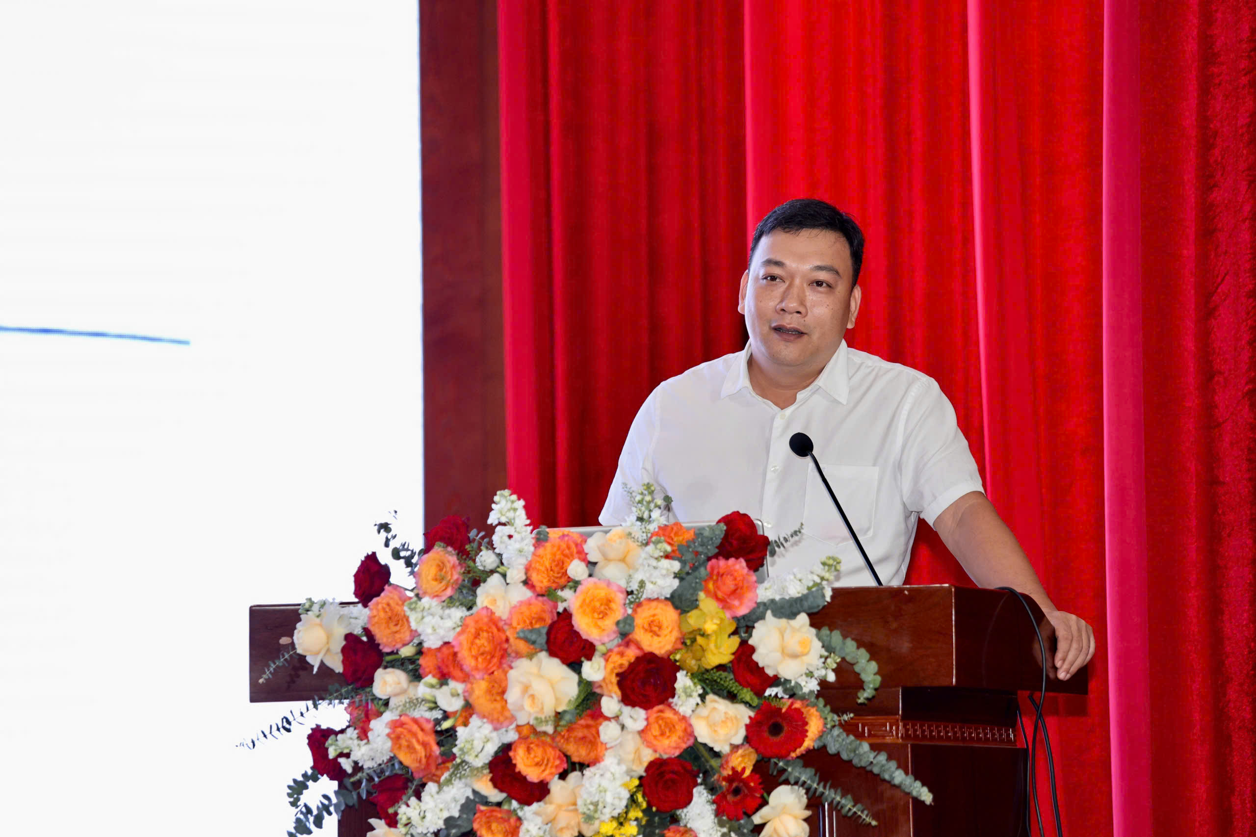 Đại diện địa phương cấp x&atilde;, phường ph&aacute;t biểu tại hội nghị.