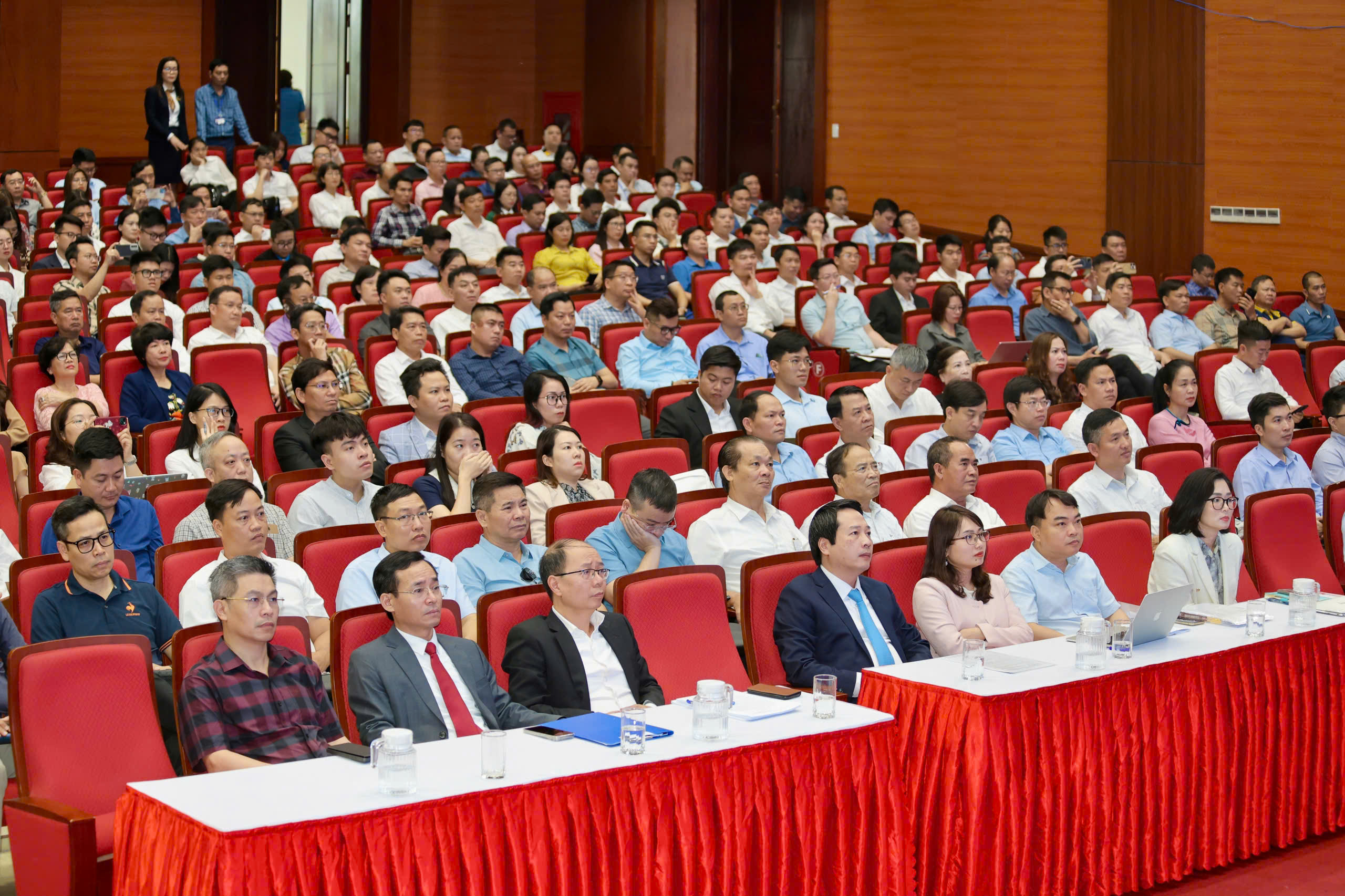 Đại biểu tham gia hội nghị.