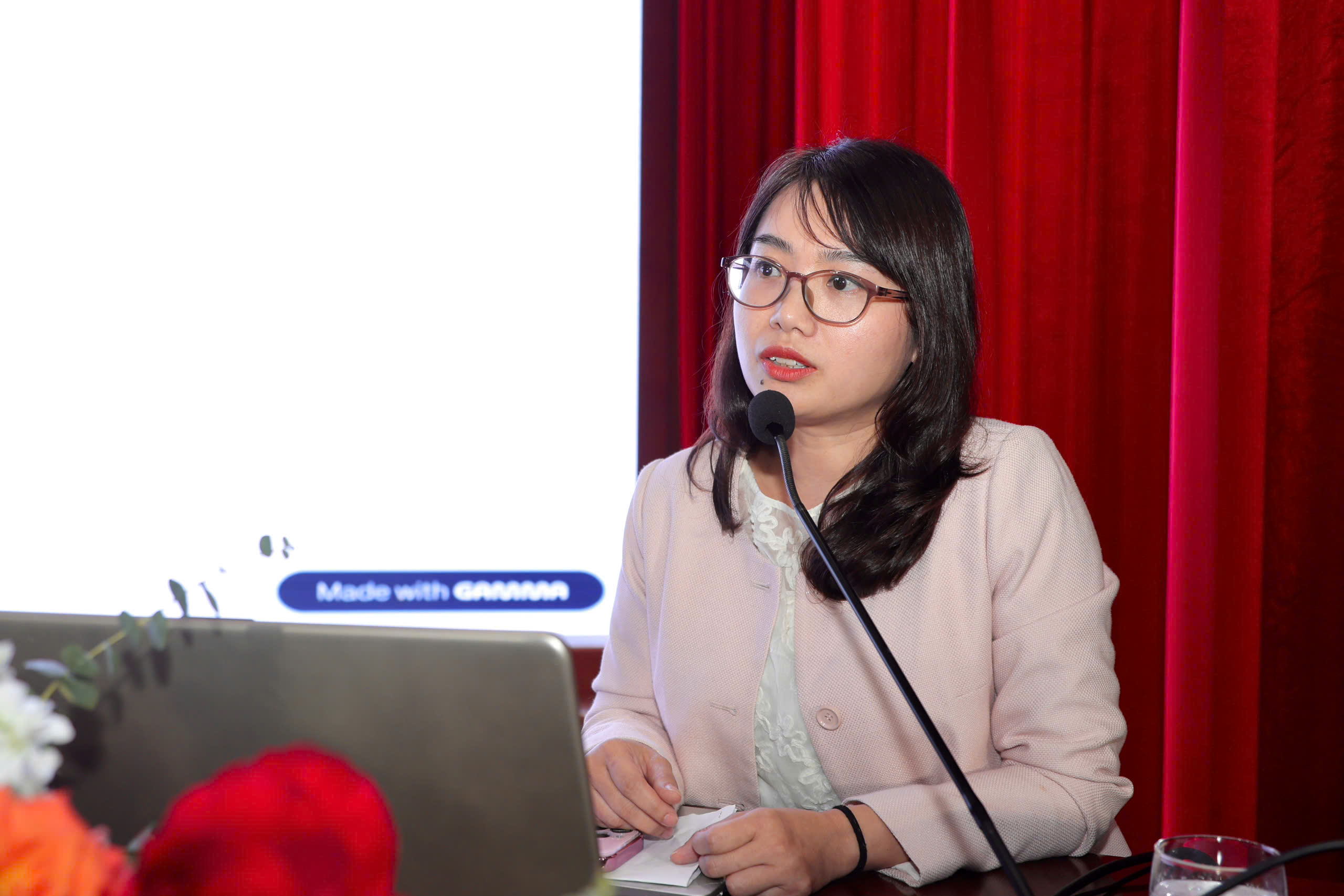 Đại diện Cục Quản l&yacute; đấu thầu phổ biến c&aacute;c điểm mới của ph&aacute;p luật về lựa chọn nh&agrave; đầu tư.