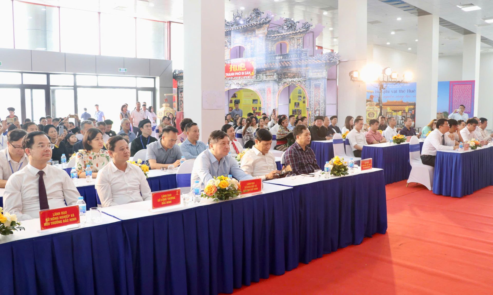 C&aacute;c đại biểu dự lễ khai mạc