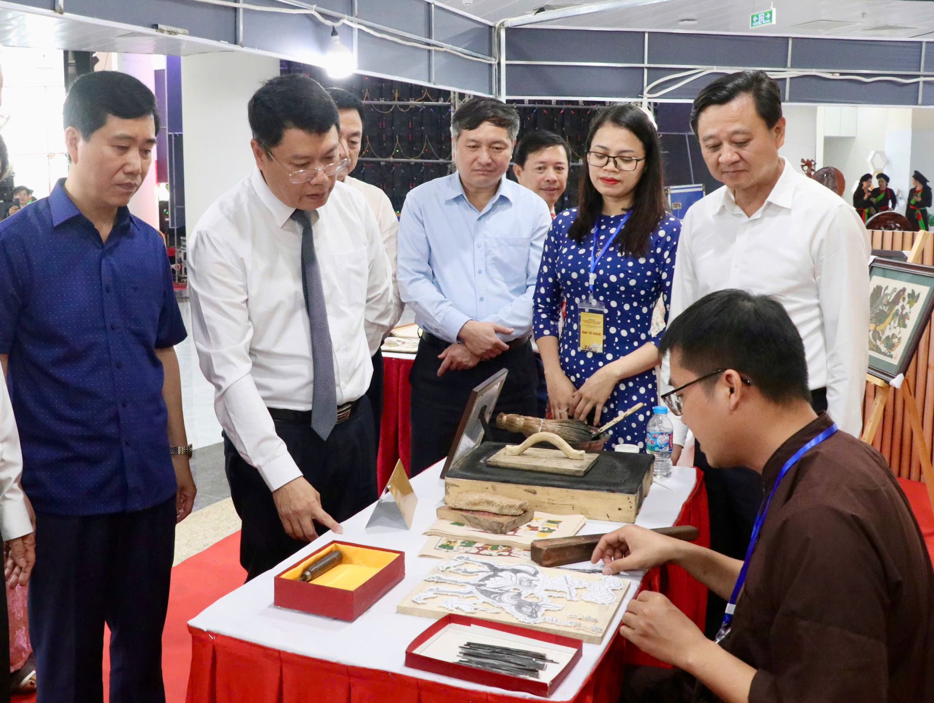 C&aacute;c đại biểu tham quan c&aacute;c kh&ocirc;ng gian trưng b&agrave;y l&agrave;ng nghề truyền thống