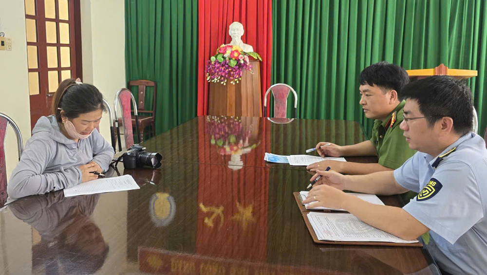 Thanh Hóa: Xử phạt người phụ nữ ép khách du lịch sử dụng dịch vụ chụp ảnh tại bãi biển