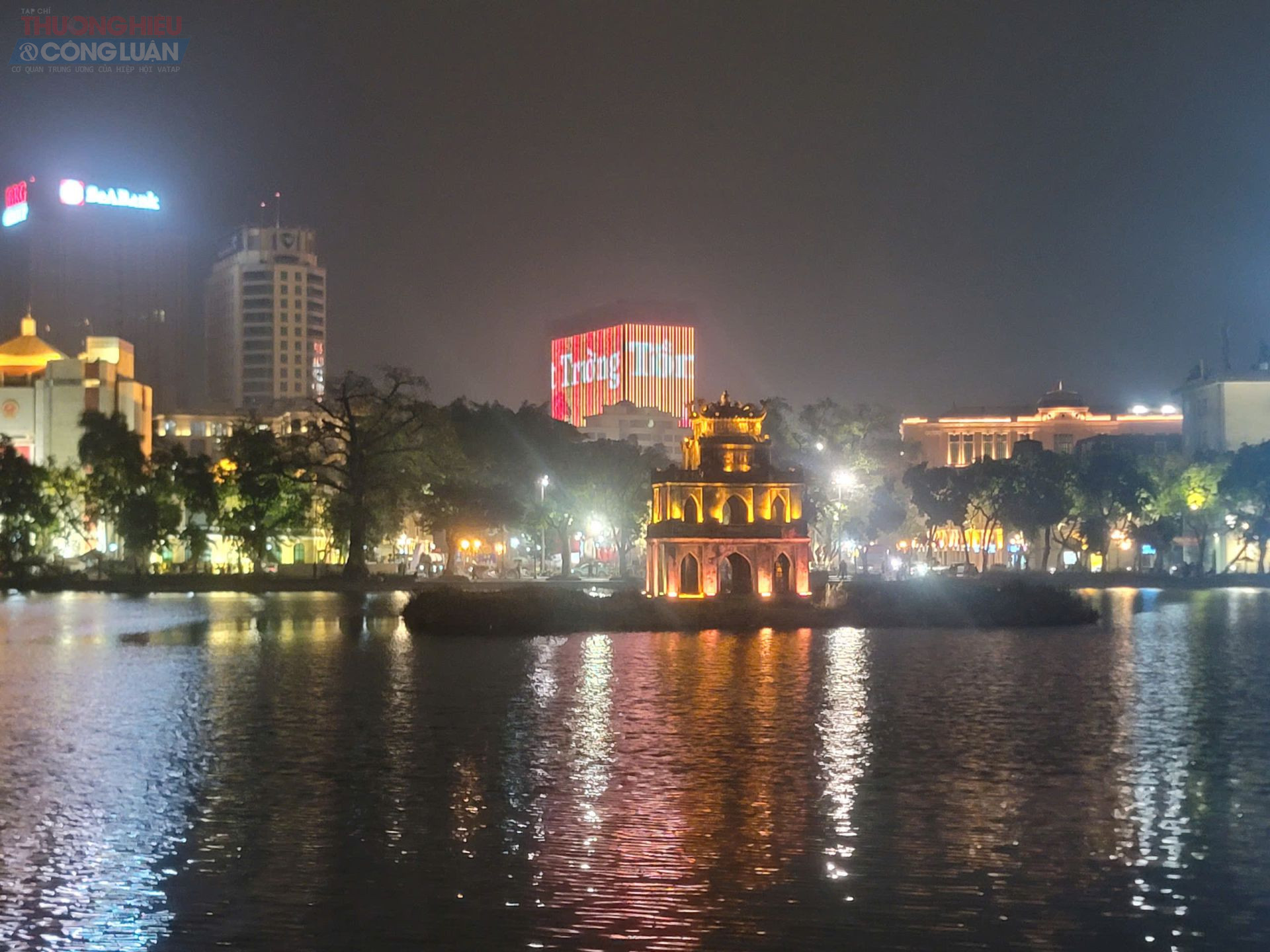 Th&aacute;p R&ugrave;a lung linh về đ&ecirc;m, tạo điểm nhấn đặc trưng giữa kh&ocirc;ng gian Hồ Ho&agrave;n Kiếm.