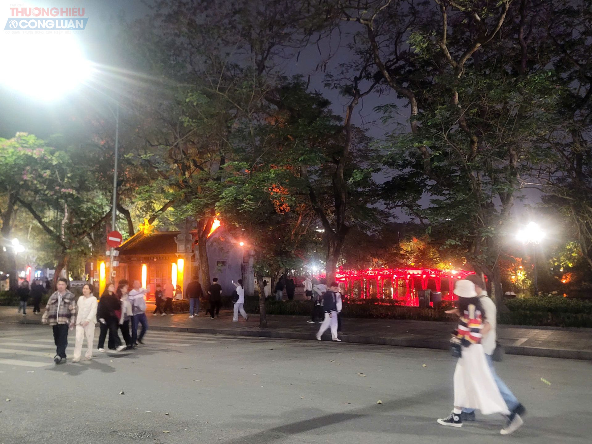 Kh&ocirc;ng gian phố đi bộ buổi tối nhộn nhịp với d&ograve;ng người qua lại quanh khu vực Đền Ngọc Sơn.