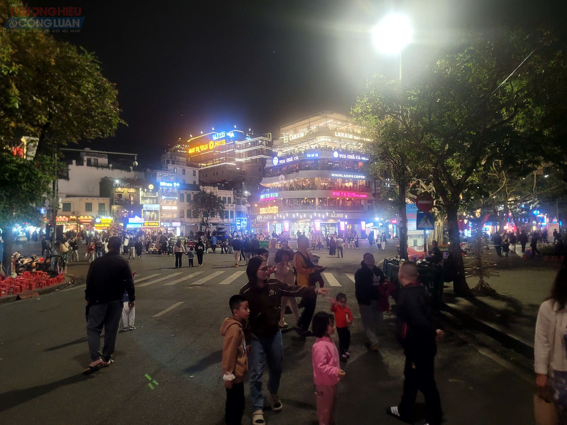 Phố đi bộ Hồ Gươm – không gian văn hóa sôi động giữa lòng Thủ đô