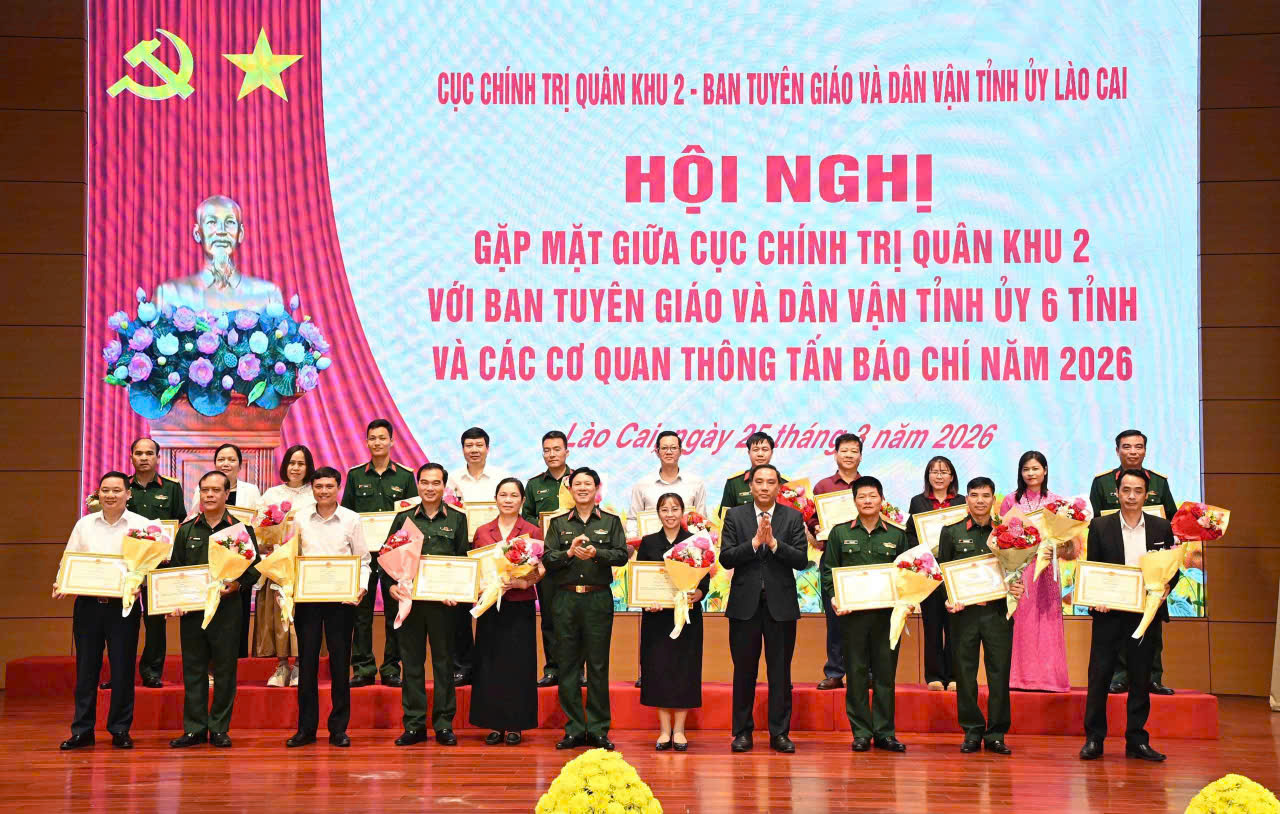 Thủ trưởng Bộ Tư lệnh Quân khu 2 và lãnh đạo tỉnh Lào Cai trao thưởng các tập thể có thành tích xuất sắc trong công tác phối hợp tuyên truyền năm 2025 Thủ trưởng Bộ Tư lệnh Quân khu 2 và lãnh đạo tỉnh Lào Cai trao thưởng các tập thể có thành tích xuất sắc trong công tác phối hợp tuyên truyền năm 2025