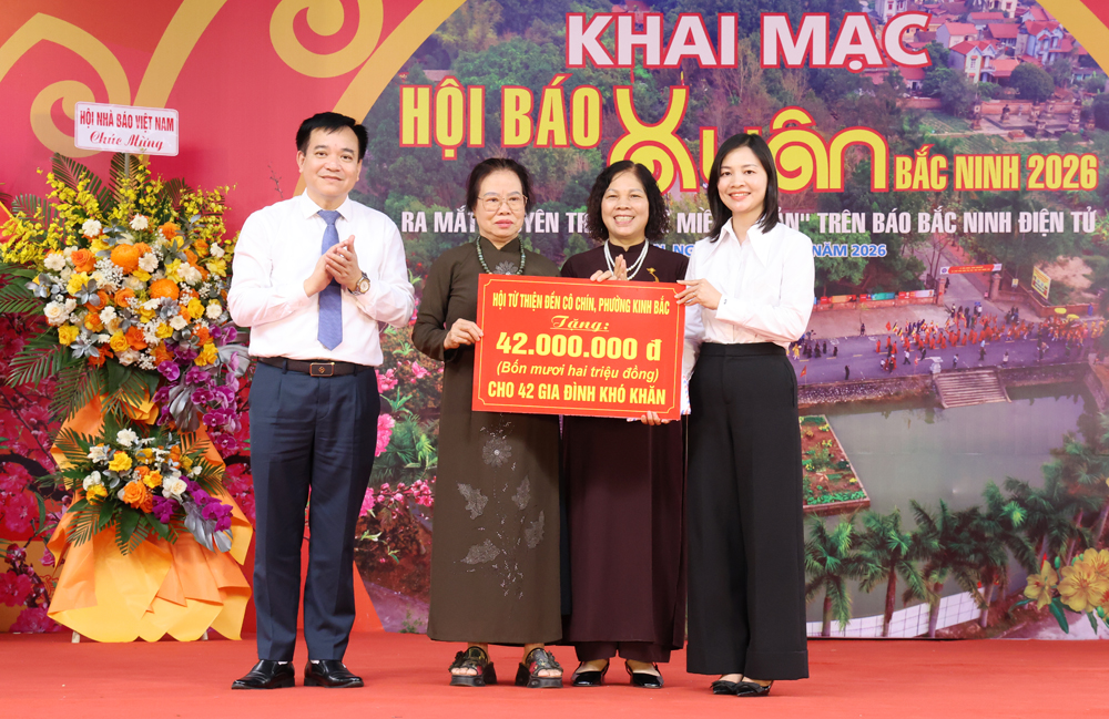 Lãnh đạo Báo và Phát thanh, Truyền hình Bắc Ninh, đại diện nhà tài trợ trao biểu trưng kinh phí hỗ trợ các hoàn cảnh khó khăn trên địa bàn phường Tân An. Lãnh đạo Báo và Phát thanh, Truyền hình Bắc Ninh, đại diện nhà tài trợ trao biểu trưng kinh phí hỗ trợ các hoàn cảnh khó khăn trên địa bàn phường Tân An.