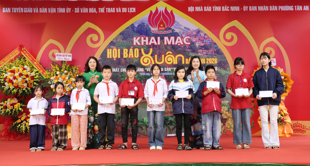 Lãnh đạo Báo và Phát thanh, Truyền hình Bắc Ninh và đại diện Câu lạc bộ Nhà báo nữ tặng quà trẻ em hoàn cảnh khó khăn trên địa bàn phường Tân An. Lãnh đạo Báo và Phát thanh, Truyền hình Bắc Ninh và đại diện Câu lạc bộ Nhà báo nữ tặng quà trẻ em hoàn cảnh khó khăn trên địa bàn phường Tân An.