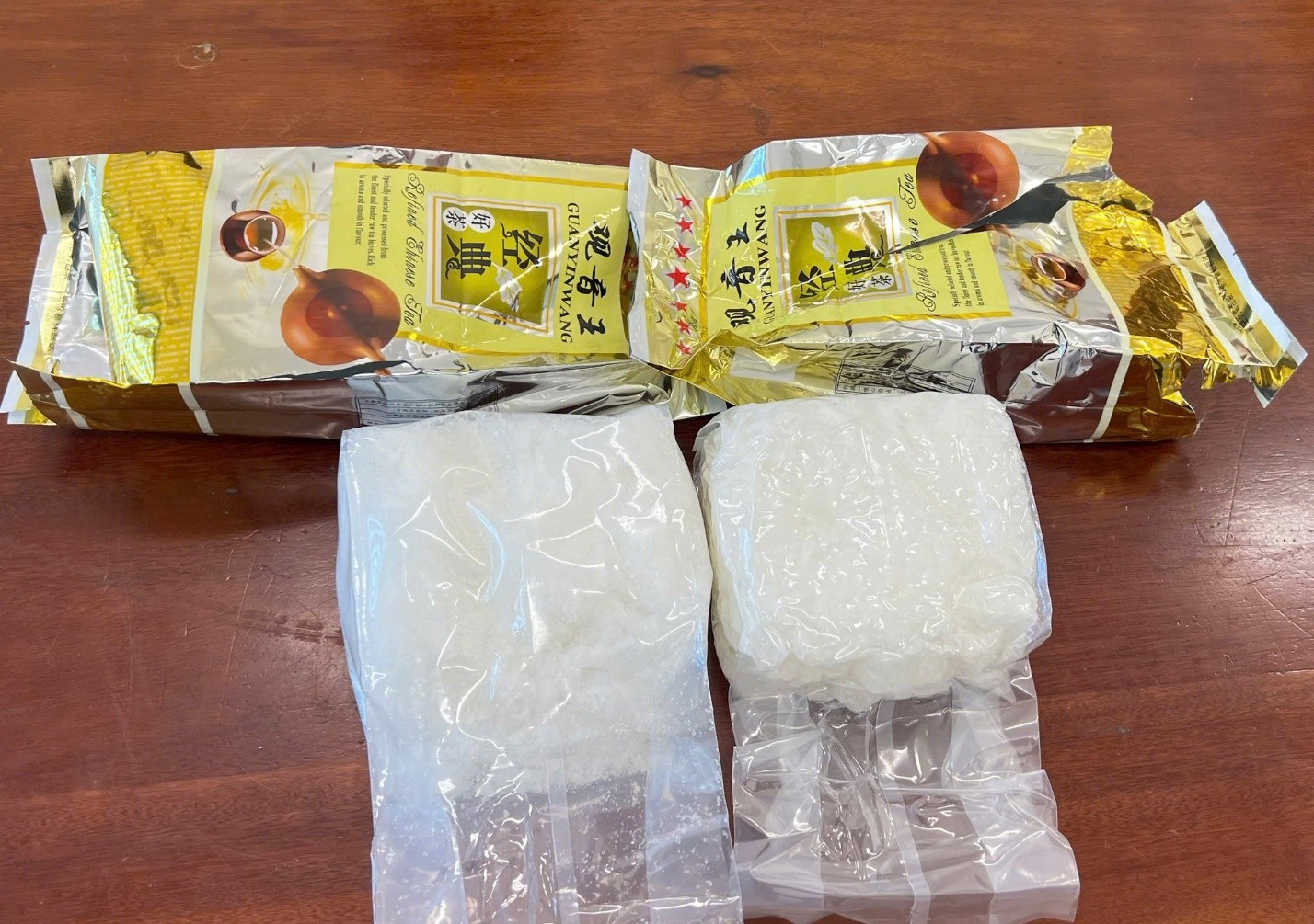 Tang vật thu được giấu trong t&uacute;i tr&agrave;