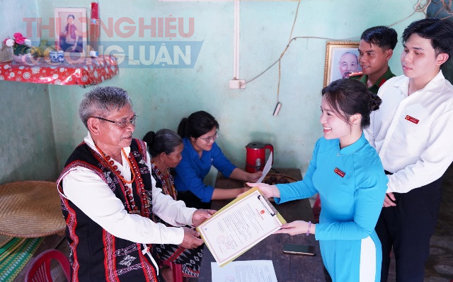 C&ocirc;ng chức Trung t&acirc;m Phục vụ h&agrave;nh ch&iacute;nh c&ocirc;ng phường trả kết quả tận nh&agrave; cho đồng b&agrave;o v&ugrave;ng s&acirc;u, v&ugrave;ng xa, v&ugrave;ng d&acirc;n tộc thiểu số v&agrave; hướng dẫn thủ tục h&agrave;nh ch&iacute;nh theo M&ocirc; h&igrave;nh &ldquo;Hỗ trợ người yếu thế tham gia chuyển đổi số tr&ecirc;n địa b&agrave;n phường Hải V&acirc;n.