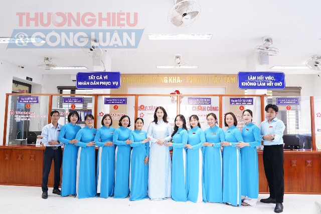 Đội ngũ l&atilde;nh đạo c&aacute;n bộ, c&ocirc;ng chức của Trung t&acirc;m lu&ocirc;n n&ecirc;u cao tinh thần tr&aacute;ch nhiệm, tận t&acirc;m, minh bạch v&agrave; đ&uacute;ng quy định trong từng hồ sơ, từng thủ tục. M&ocirc;i trường l&agrave;m việc tại Trung t&acirc;m được x&acirc;y dựng theo hướng văn minh, hiện đại, đề cao văn h&oacute;a c&ocirc;ng sở, t&aacute;c phong chuy&ecirc;n nghiệp c&ugrave;ng th&aacute;i độ th&acirc;n thiện, gần gũi. Ngay tại Trung t&acirc;m, d&ograve;ng chữ &ldquo;V&igrave; Nh&acirc;n d&acirc;n phục vụ&rdquo;; &ldquo;L&agrave;m hết việc, kh&ocirc;ng l&agrave;m hết giờ&rdquo; được treo trang trọng như một lời nhắc nhở thường trực đối với mỗi c&aacute;n bộ, c&ocirc;ng chức. Đ&oacute; kh&ocirc;ng chỉ l&agrave; khẩu hiệu m&agrave; c&ograve;n l&agrave; tinh thần h&agrave;nh động mỗi ng&agrave;y của tập thể Trung t&acirc;m Phục vụ h&agrave;nh ch&iacute;nh c&ocirc;ng phường Hải V&acirc;n.