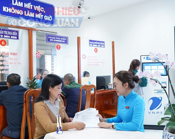 D&ugrave; đ&atilde; qu&aacute; giờ h&agrave;nh ch&iacute;nh, c&aacute;n bộ, c&ocirc;ng chức Trung t&acirc;m Phục vụ h&agrave;nh ch&iacute;nh c&ocirc;ng phường Hải V&acirc;n vẫn miệt m&agrave;i ở lại, tận t&igrave;nh hỗ trợ v&agrave; ho&agrave;n tất những thủ tục c&ograve;n dang dở cho người d&acirc;n. Khoảnh khắc được ghi lại v&agrave;o hơn 12 giờ trưa ng&agrave;y 8/3/2026, như một minh chứng sinh động cho tinh thần &ldquo;L&agrave;m hết việc, kh&ocirc;ng l&agrave;m hết giờ&rdquo;.&rdquo; Tinh thần &ldquo;V&igrave; d&acirc;n phục vụ&rdquo; được cụ thể h&oacute;a qua nhiều m&ocirc; h&igrave;nh thiết thực như &ldquo;Ng&agrave;y thứ bảy v&igrave; d&acirc;n&rdquo;, hỗ trợ người d&acirc;n nộp hồ sơ trực tuyến qua Zalo, điện thoại, gi&uacute;p tiết kiệm thời gian v&agrave; chi ph&iacute; đi lại. Đặc biệt, thủ tục chứng tử được giải quyết trong v&ograve;ng một giờ v&agrave; trả kết quả tận nh&agrave; cho c&ocirc;ng d&acirc;n.