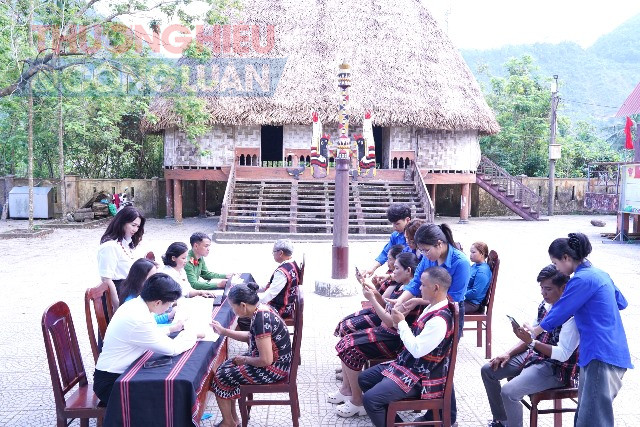 Định kỳ theo kế hoạch, l&atilde;nh đạo v&agrave; c&aacute;n bộ Trung t&acirc;m Phục vụ h&agrave;nh ch&iacute;nh c&ocirc;ng phường Hải V&acirc;n c&ugrave;ng C&ocirc;ng an phường, đo&agrave;n vi&ecirc;n, thanh ni&ecirc;n vượt qu&atilde;ng đường gần 21km đến nh&agrave; Gươl T&agrave; Lang &ndash; Gi&agrave;n B&iacute; để hỗ trợ giải quyết thủ tục h&agrave;nh ch&iacute;nh lưu động;hướng dẫn dịch vụ h&agrave;nh ch&iacute;nh trực tuyến, đưa dịch vụ c&ocirc;ng đến tận bản l&agrave;ng; g&oacute;p phần lan tỏa chuyển đổi số, x&acirc;y dựng &ldquo;ch&iacute;nh quyền số&rdquo;, &ldquo;c&ocirc;ng d&acirc;n số&rsquo;&rsquo;.