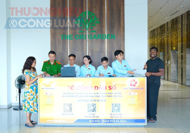 C&ocirc;ng d&acirc;n ngoại quốc b&agrave;y tỏ sự h&agrave;i l&ograve;ng khi được c&aacute;n bộ Trung t&acirc;m Phục vụ h&agrave;nh ch&iacute;nh c&ocirc;ng v&agrave; C&ocirc;ng an phường Hải V&acirc;n hướng dẫn thủ tục đăng k&yacute; tạm tr&uacute; bằng t&agrave;i liệu tiếng Anh tại Tổ c&ocirc;ng d&acirc;n số đặt tại chung cư The Ori Garden. Đ&acirc;y l&agrave; minh chứng thể hiện tinh thần phục vụ chuy&ecirc;n nghiệp, th&acirc;n thiện v&agrave; hội nhập trong kỷ nguy&ecirc;n số của Trung t&acirc;m Phục vụ h&agrave;nh ch&iacute;nh c&ocirc;ng phường Hải V&acirc;n. C&ocirc;ng chức Trung t&acirc;m Phục vụ h&agrave;nh ch&iacute;nh c&ocirc;ng phường trả kết quả tận nh&agrave; cho đồng b&agrave;o v&ugrave;ng s&acirc;u, v&ugrave;ng xa, v&ugrave;ng d&acirc;n tộc thiểu số v&agrave; hướng dẫn thủ tục h&agrave;nh ch&iacute;nh theo M&ocirc; h&igrave;nh &ldquo;Hỗ trợ người yếu thế tham gia chuyển đổi số tr&ecirc;n địa b&agrave;n phường Hải V&acirc;n.